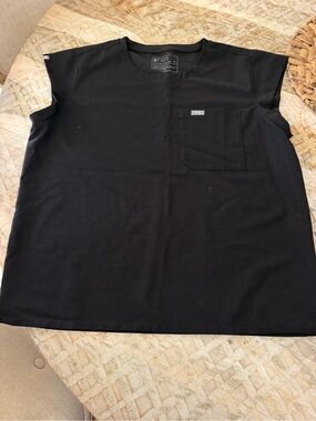 FIGS Women’s Black Pocket Scrub Top